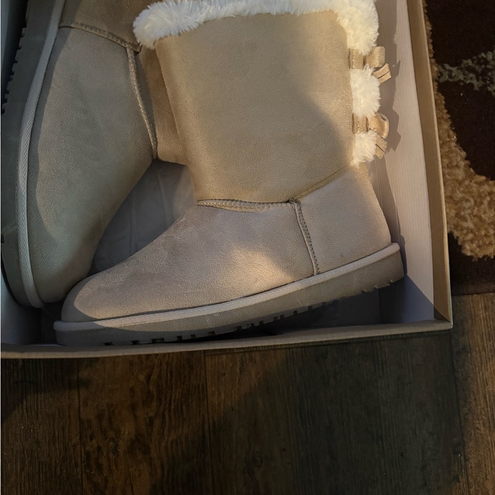 Cozy Tan Ankle Boots with Fur Trim